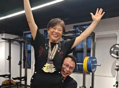 63岁，练力量举整三年 中国最强老太太:我是被儿子骗去的
